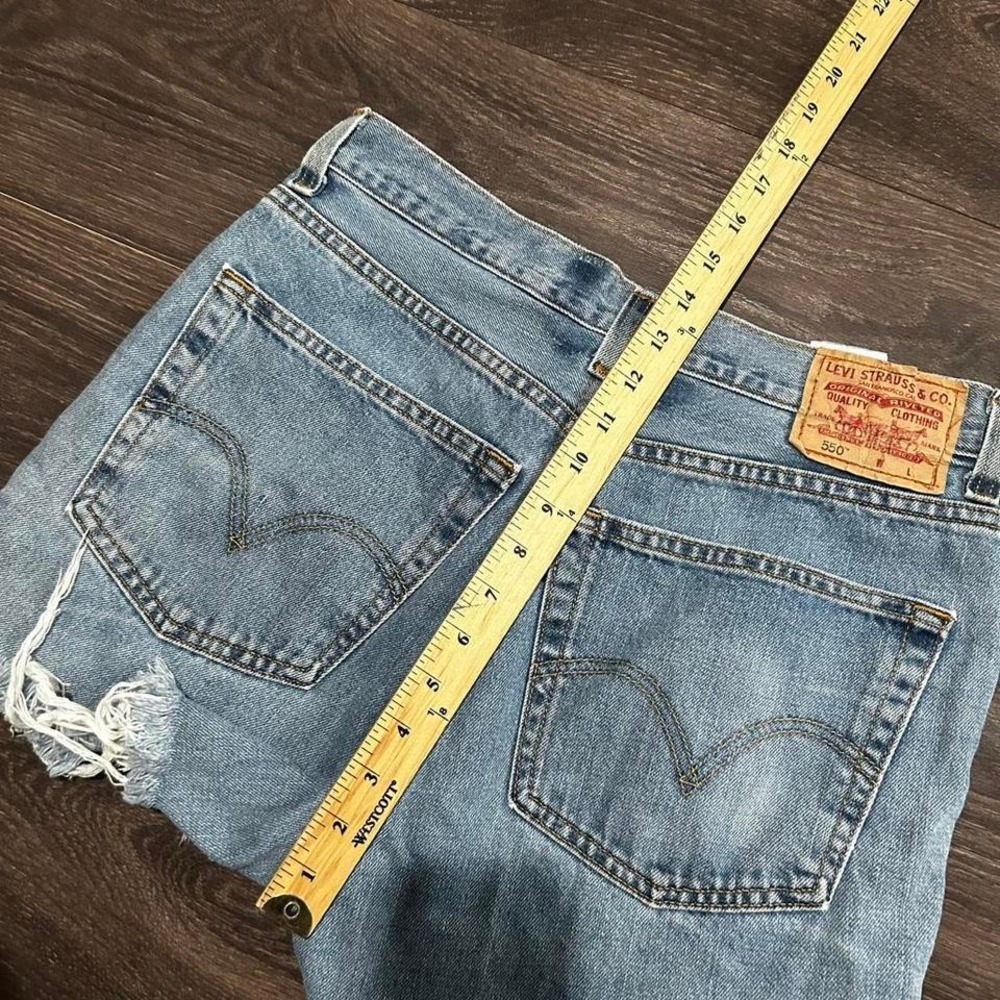 Vintage women's Levi's 550 light wash distressed high rise micro shorts 30" - Picture 4 of 6